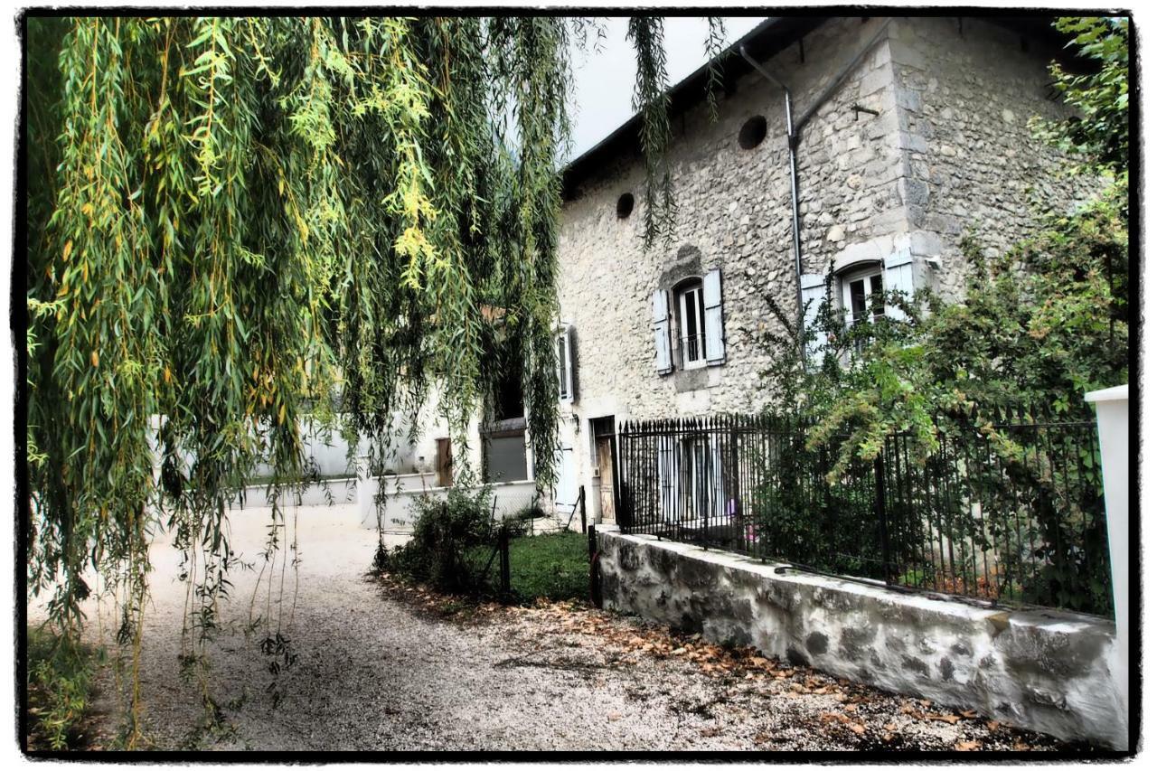 Vieux Corps De Ferme Datant De 1675 Crolles Exterior foto
