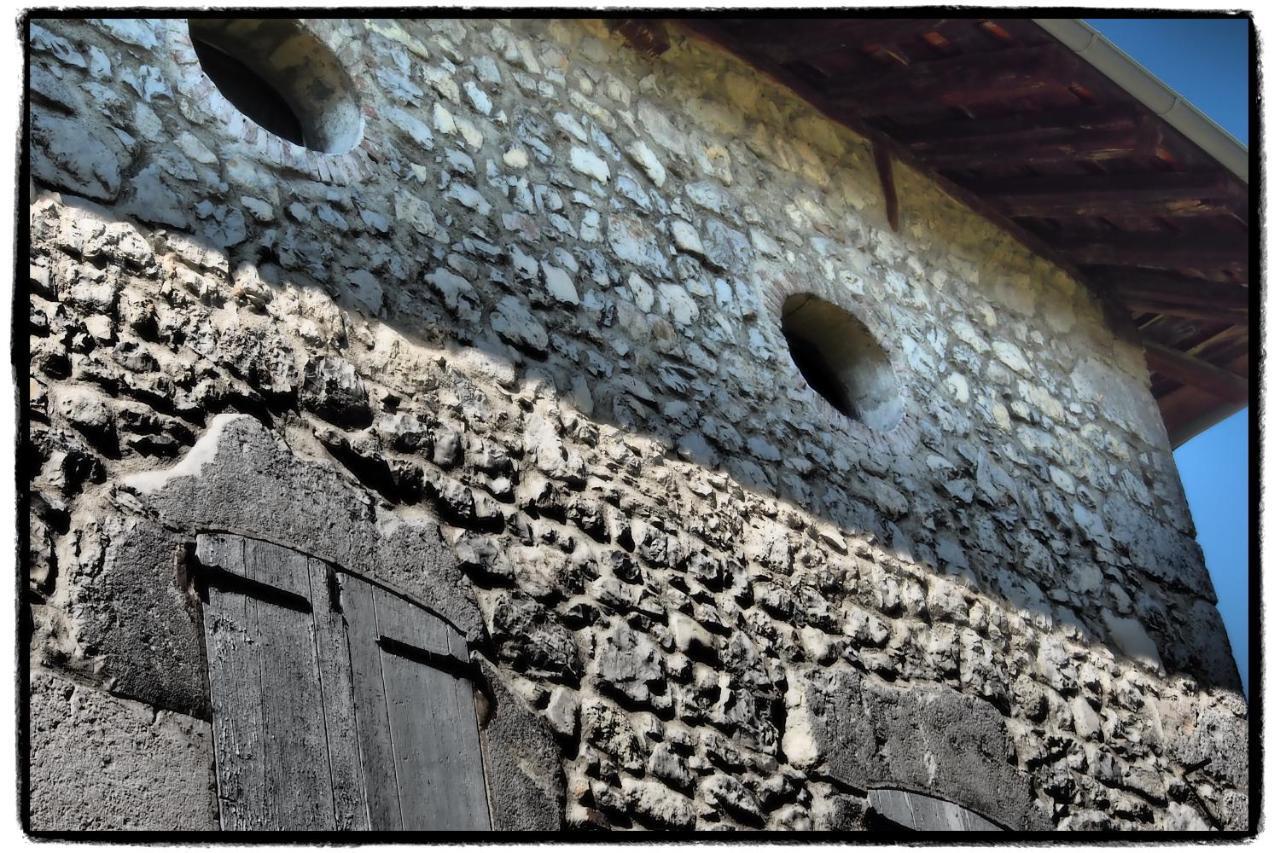 Vieux Corps De Ferme Datant De 1675 Crolles Exterior foto